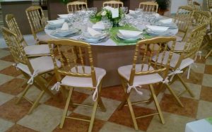 cadeiras douradas e mesa branca